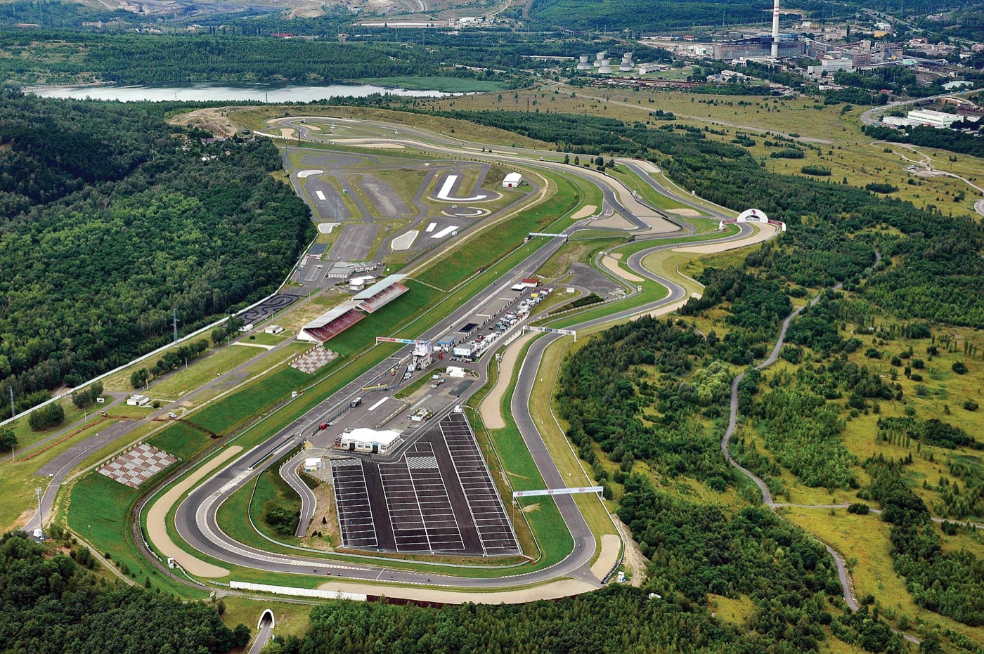 Autodrom Most z lotu ptaka, cała pętla toru wśród zieleni