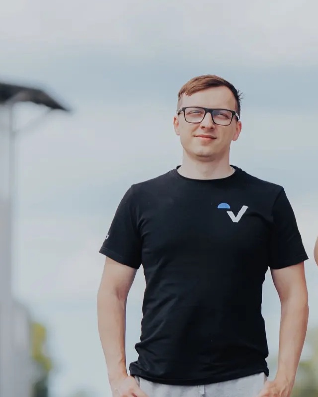 Daniel Niżyński na torze, w czarnej koszulce z logo Vetkuro