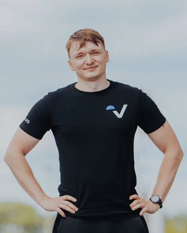 Kornel Kwiatkowski na torze, w czarnej koszulce z logo Vetkuro