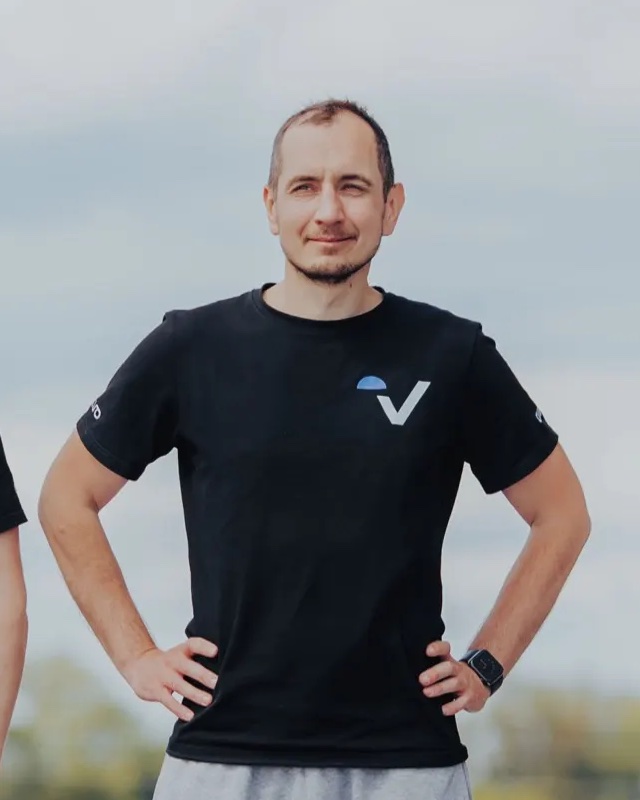Paweł Sobociński na torze, w czarnej koszulce z logo Vetkuro